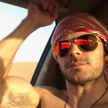轉型成湯姆哈迪？柴克艾弗隆跑到杜拜度假　沙漠中再秀硬漢健壯肌肉！