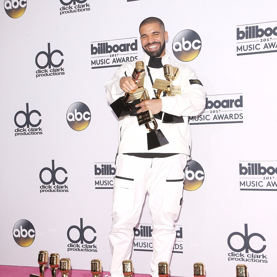 Drake 抱回 13 座告示牌獎座史上最狂　親吻妮姬米娜狂放閃：她是我一生摯愛！