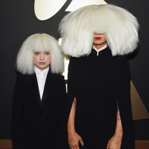 笑翻！堅持不肯正常露面的 Sia　參加凱蒂佩芮派對時居然來這一招...