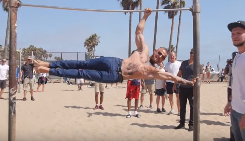 conor mcgregor 筋肉炸裂现身!打赤膊「吊单杠」引起民众围观