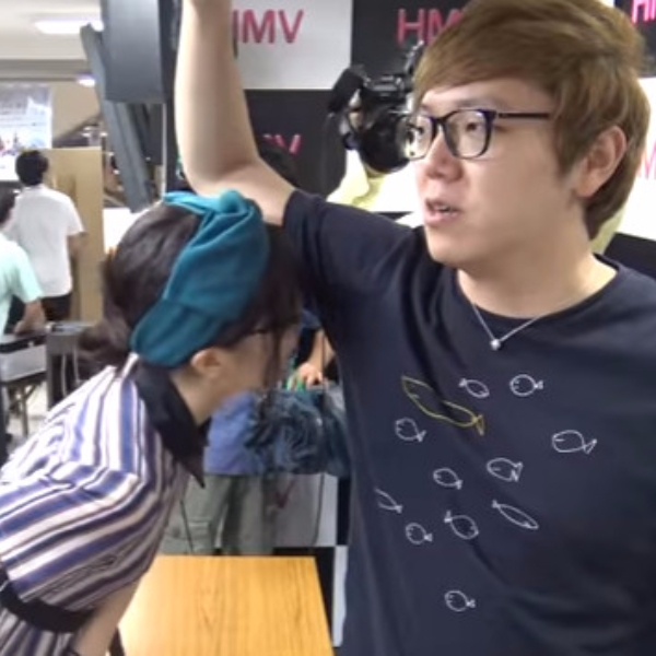 日本超狂 YouTuber！Hikakin 握手會女粉絲要求壁咚、聞腋下樣樣來！