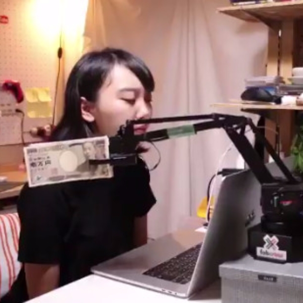 網友笑翻！日本超奇葩發明王「鈔票打臉機」　一發呆就提醒你工作都是為了錢啊！