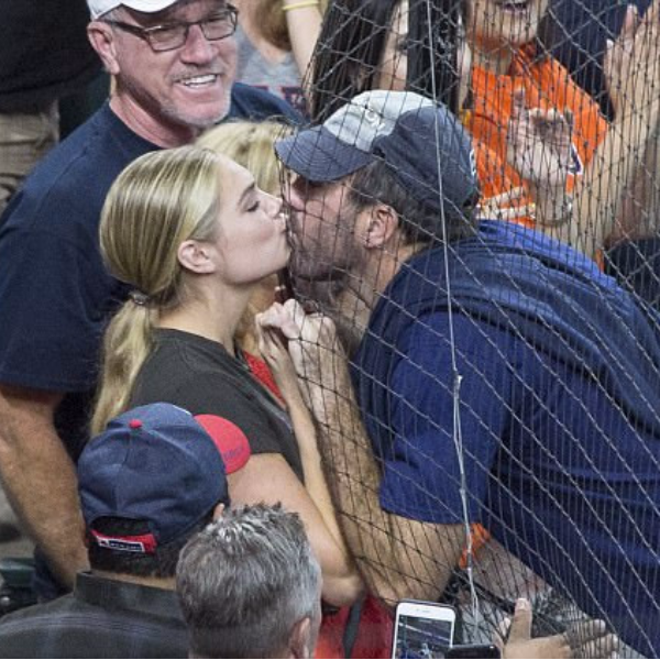男人夢寐以求的超正女友 Kate Upton　棒球場與男友這一吻超甜！
