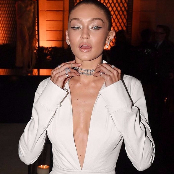 「深V到肚臍」「高衩超長腿」 Gigi Hadid 《最新穿搭》為自己設計的珠寶火力全開！
