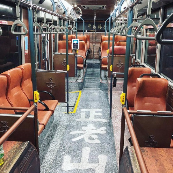 台北最新打卡點在這！大稻埕「綠17舊城公車」變身茶行、布行、中藥行，網美們：簡直是時光機，幸運搭到超驚喜！