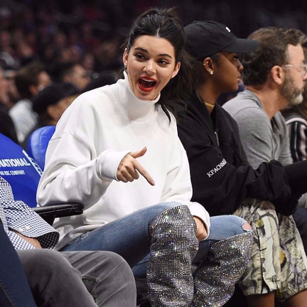 太豪華！超模 Kendall Jenner 《最新穿搭》穿28萬「 水晶靴」看NBA！
