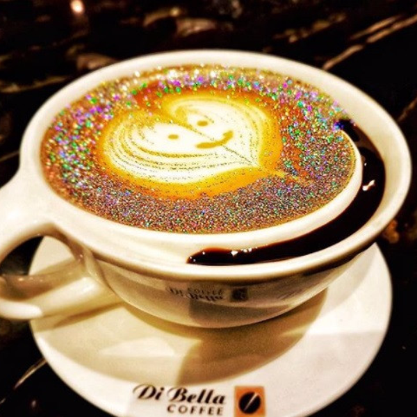 繼藍色 Latte 後，這杯帶著閃粉的 Glitter Cappuccino 又會帶起新的咖啡熱潮嗎？