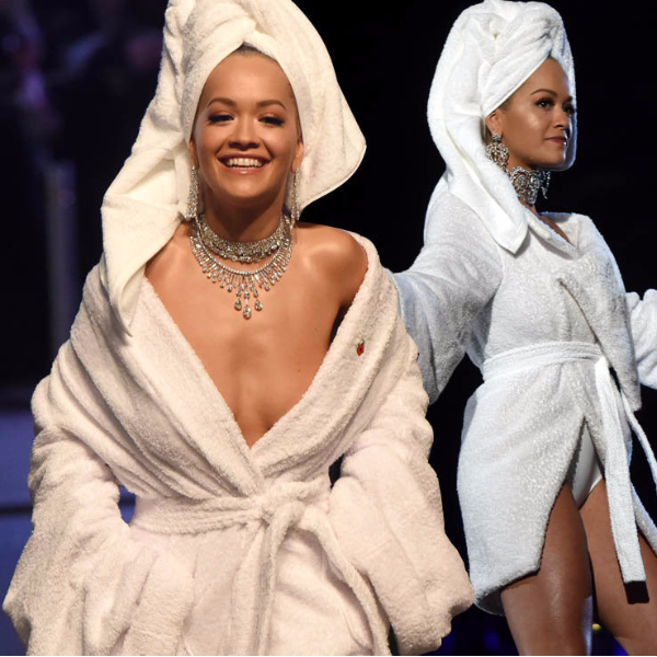 好吸睛！小天后 Rita Ora 《最新穿搭》穿「浴袍」「毛巾頭」出席歐洲MTV音樂大獎！