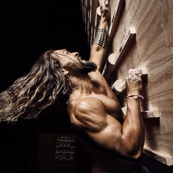 「水行俠」傑森摩莫亞秀豪邁肌肉　這個「溢出側乳」才是真男人的象徵！