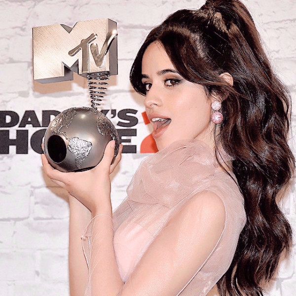 閃耀自信！單飛佳人Camila Cabello《最新穿搭》喜獲MTV歐洲音樂獎！