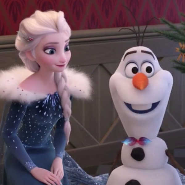 先解渴！《冰雪奇緣》番外篇佳節冒險片段釋出　艾莎與安娜姊妹合唱超唯美！