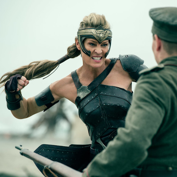 〔美漫英雄〕物化女性惹議！《正義聯盟》女戰士穿著遭改、「比基尼戰服」引筆戰：誰會穿這樣上戰場？