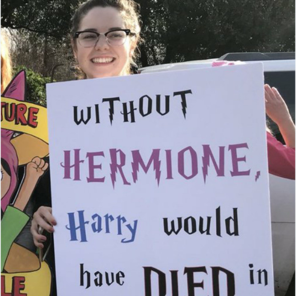 「哈利波特沒有妙麗，第一集就死了」！美國女權大遊行的爆笑標語！
