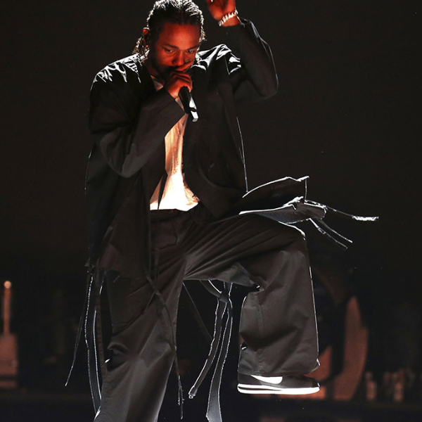 都給你帥！當代最神饒舌歌手 Kendrick Lamar 腳踩「Cortez 阿甘鞋」帥炸葛萊美頒獎典禮！