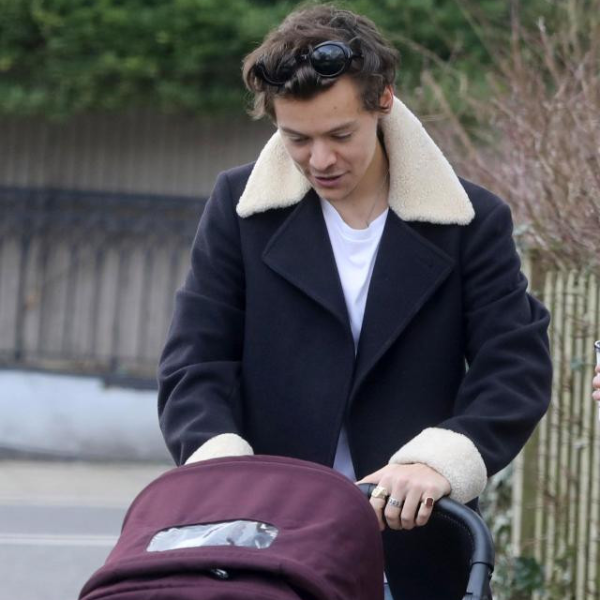 預見未來奶爸！Harry Styles 推嬰兒車上街　粉絲融化：我願意為你生孩子！