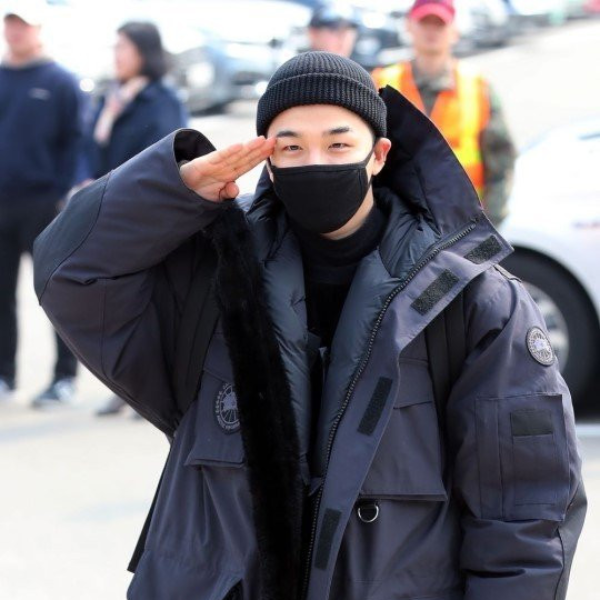 BIGBANG 太陽從軍一身黑，下跪感謝歌迷超感人
