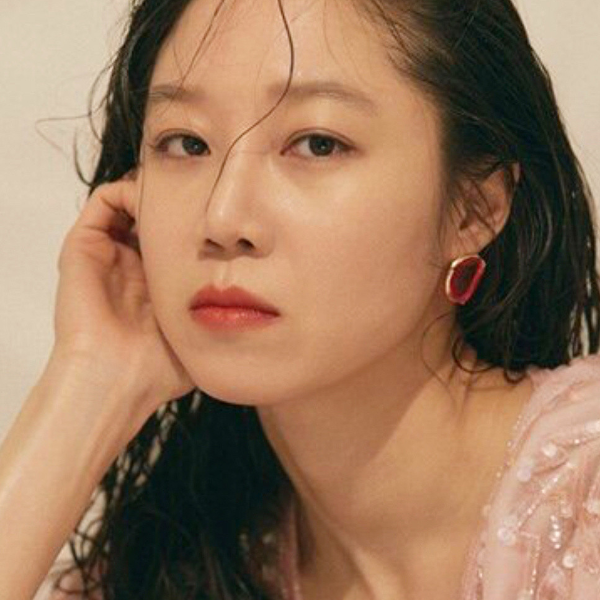 孔曉振型格登陸韓國雜誌封面，之後人人也想知她的唇妝用哪一個品牌！