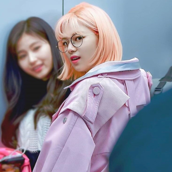 成員「私服」成焦點！韓國人氣天團 TWICE，身穿台灣設計師品牌！紅到韓國狂粉問：「這粉色風衣哪買的到？」