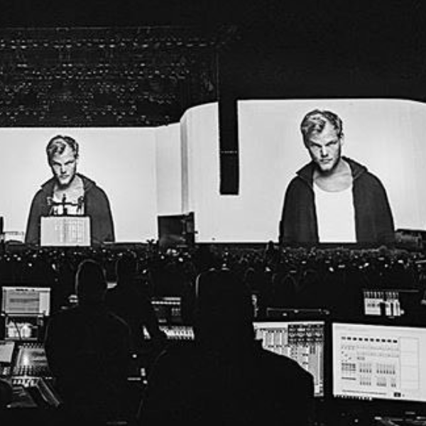 Kygo 於音樂節表演〈Without You〉紀念 Avicii　瑞典首都聚集上千人緬懷 DJ！