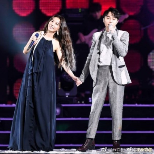 田馥甄和青峰同台飆唱 27 首經典歌曲　網友驚豔：現場收音竟還可以唱得這麼穩！