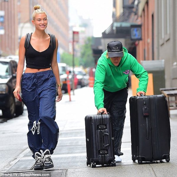 好紳士！小賈斯汀親自幫海莉鮑德溫推行李　粉絲讚：他們在一起看起來真的很開心！