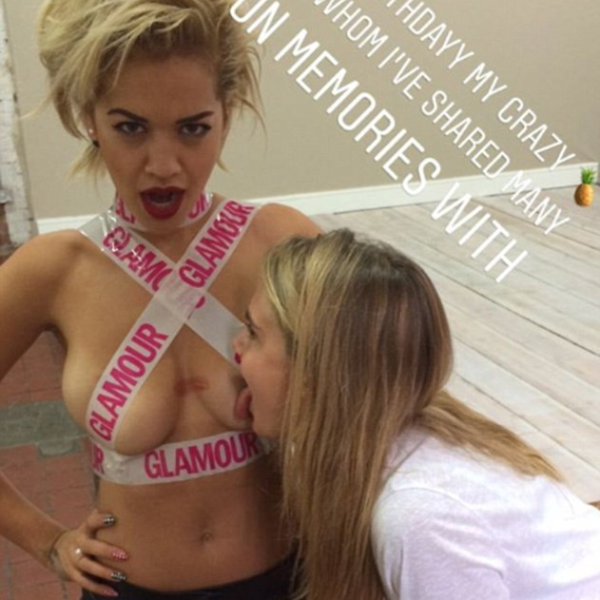 到處撩妹！英國超模卡拉曾火辣舔 Rita Ora 胸部　閨蜜一起慶祝她 26 歲生日！