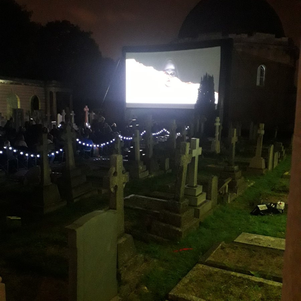 真的會嚇到閃尿！《鬼修女》英國首映會居然選擇在墓地舉辦　現場觀眾尖叫聲不間斷！