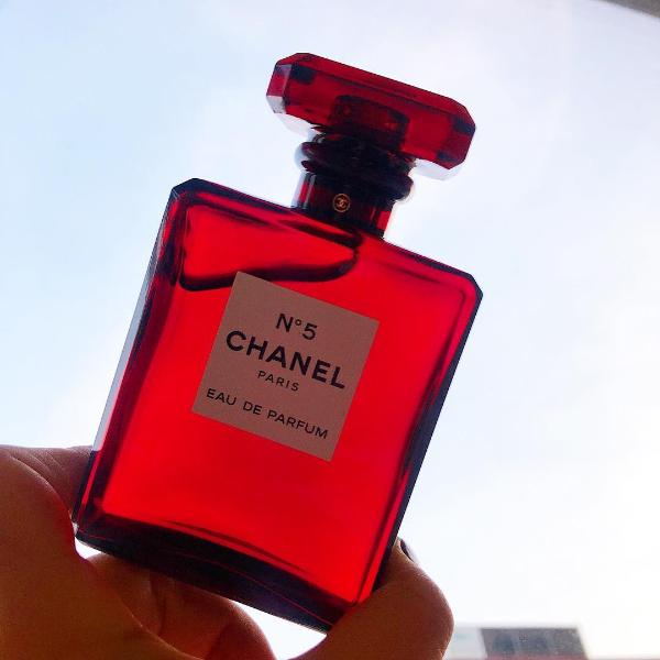 沒有不入手的理由！全新紅色包裝的 Chanel No. 5 實在太美了！