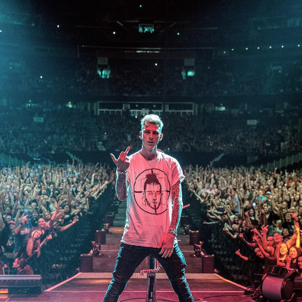 MGK 於演唱會中大膽譏諷 Eminem「你站不起來了」更怒嗆：Fuck Marshall Mathers！