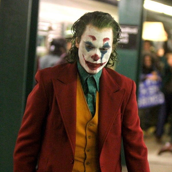 DC 《小丑》獨立電影開拍，男主角瓦昆·費尼克斯恐怖妝容曝光！