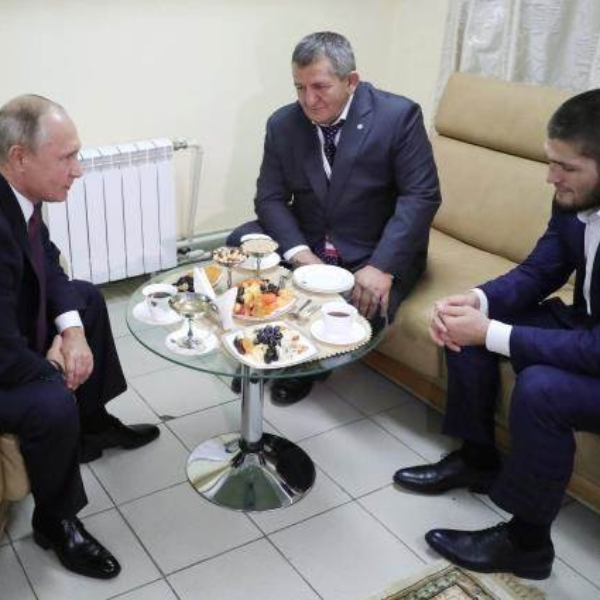 俄羅斯總統接見 UFC 冠軍卡哈比，普丁：「如果是他當時也會動手」！