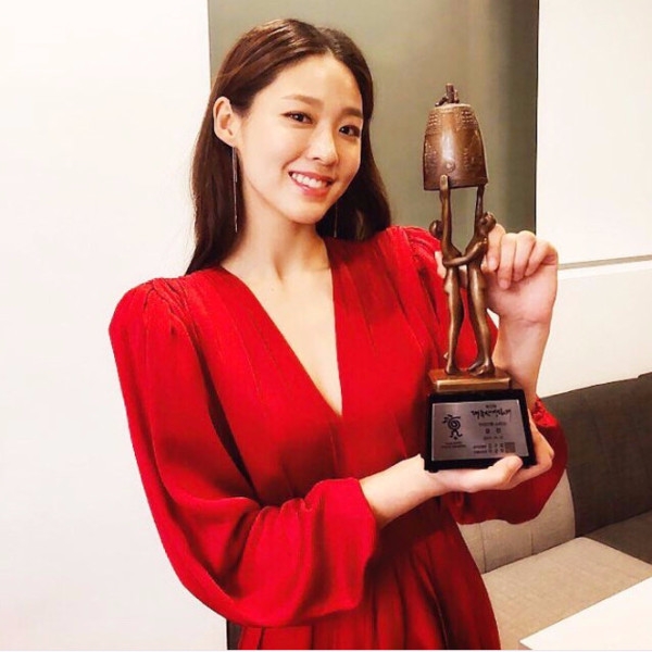 嚴懲性騷擾！雪炫「女神洋裝」秀美腿走紅毯，獲頒明星獎！