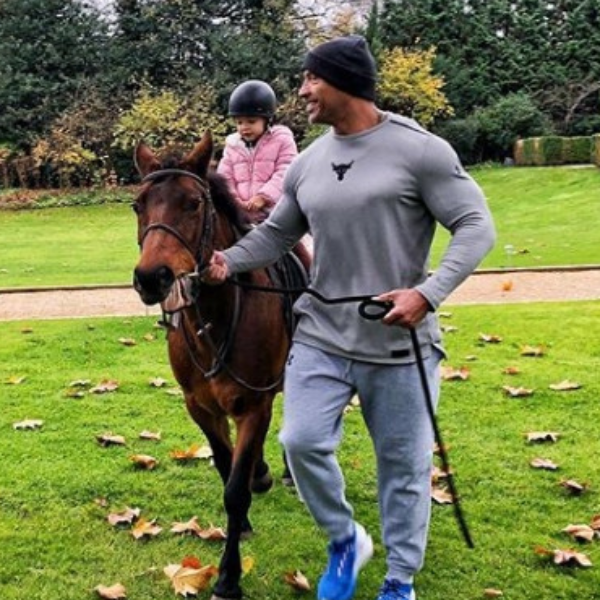 好萊塢第一猛男！巨石強森帶著女兒騎馬　網友卻驚訝「他看起來比馬還要壯」...