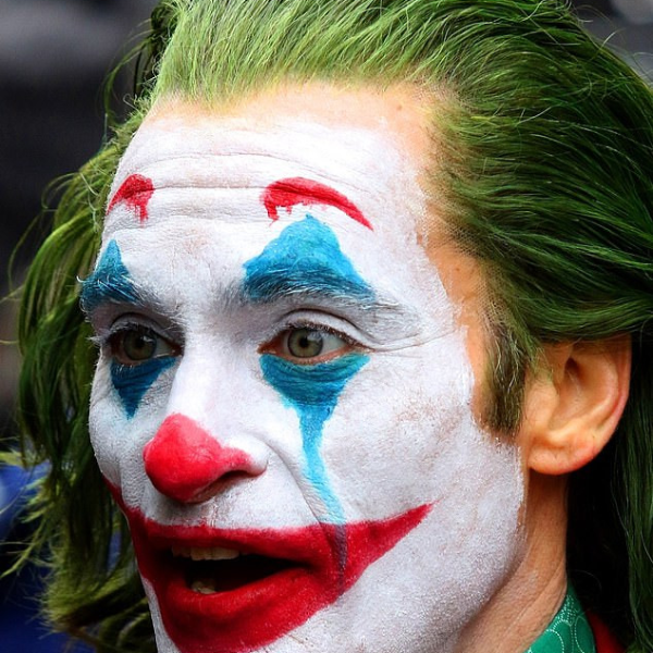 瓦昆·菲尼克斯演出全新《小丑》獨立電影片場照　誇張 Joker 妝容在街頭賣命狂奔！