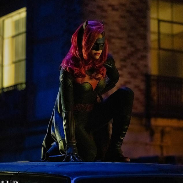 DC《蝙蝠女》首度出現於《綠箭俠》影集預告，粉絲紛紛敲碗實在太帥！