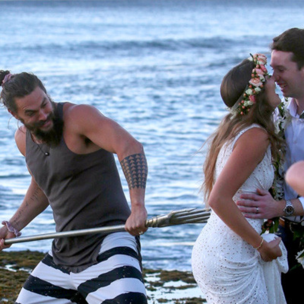 《水行俠》傑森·摩莫亞亂入夏威夷婚禮現場，反成新人最佳驚喜！