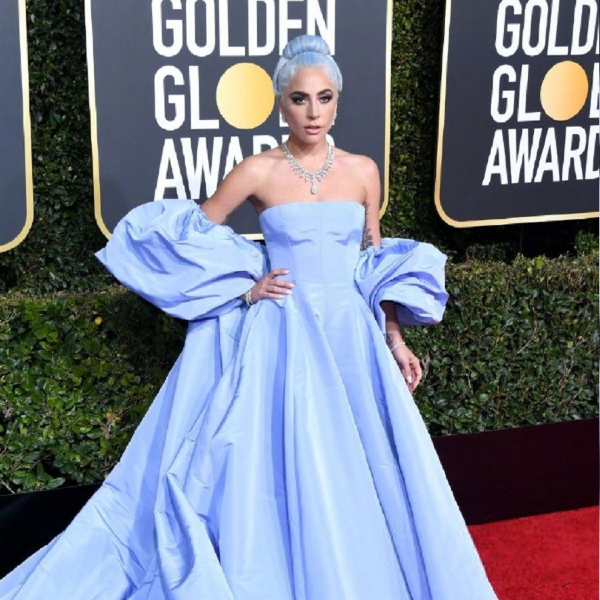 2019 金球獎眾星雲集　《一個巨星的誕生》Lady Gaga美翻藍色長裙原來有背後涵義！