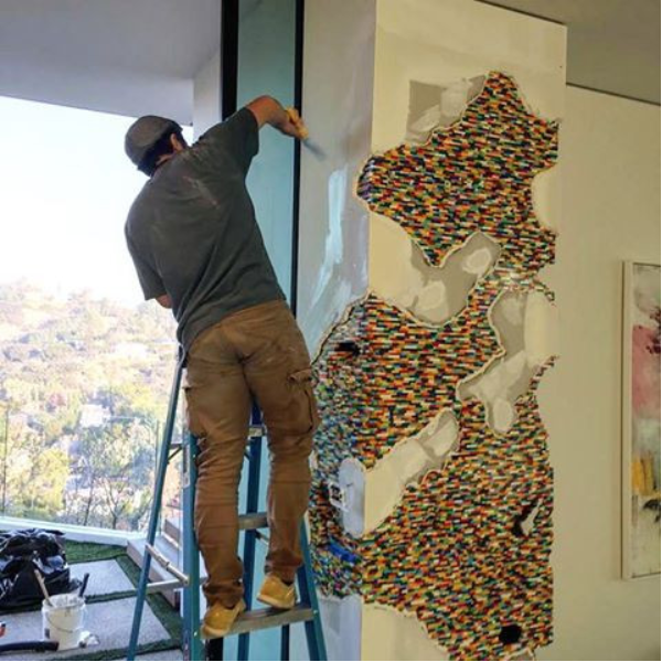 有錢任性！Zedd 秀出新收藏「樂高積木牆」　成為他 1600 萬美元超級豪宅內的新裝飾！
