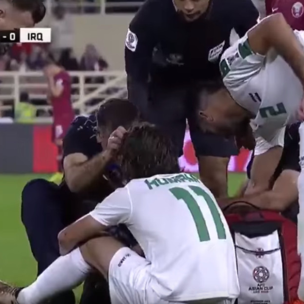 男人的眼淚！亞洲盃足球賽伊拉克傷兵不斷　場邊伊拉克籍攝影師難掩失落邊拍邊哭