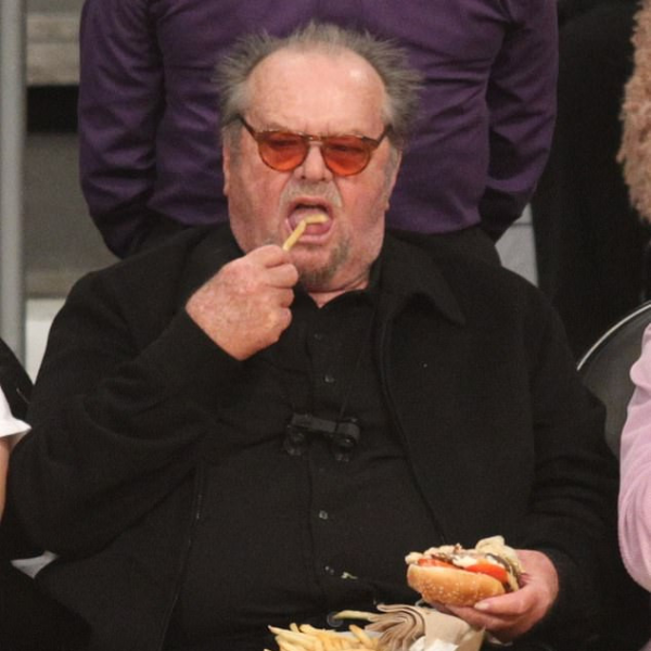 李奧納多的未來？傳奇影帝傑克尼克遜看 NBA 狂嗑薯條漢堡　「馬鈴薯身材」令影迷吃驚！