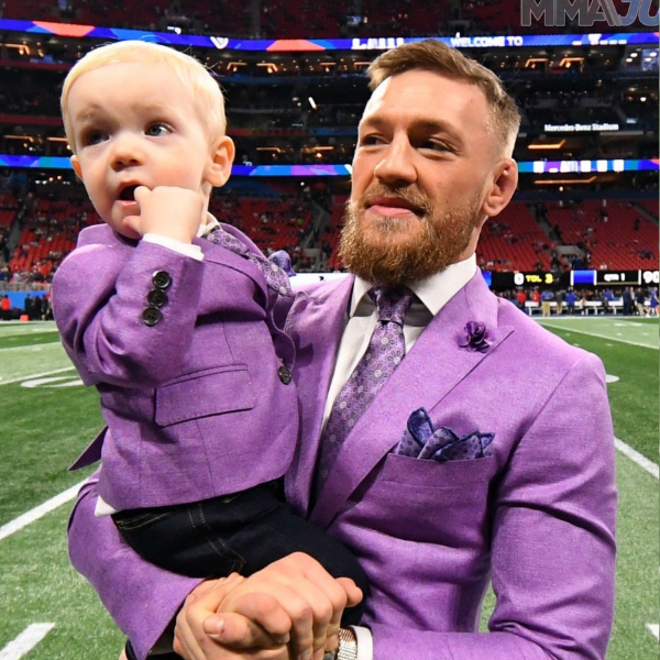 格鬥巨星 Conor McGregor 霸氣踏上超級盃　土豪老爸與 1 歲兒子穿上訂製「親子西裝」！