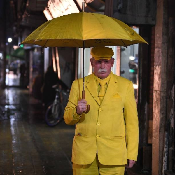 為了路人笑臉而總是穿搭「一身黃」老爺爺　在動盪的敘利亞一個堅持就是 36 年！
