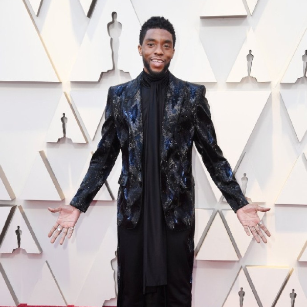 《黑豹》瓦干達國王就是時尚！2019 奧斯卡紅毯男星　超級英雄演員接連霸氣登場！