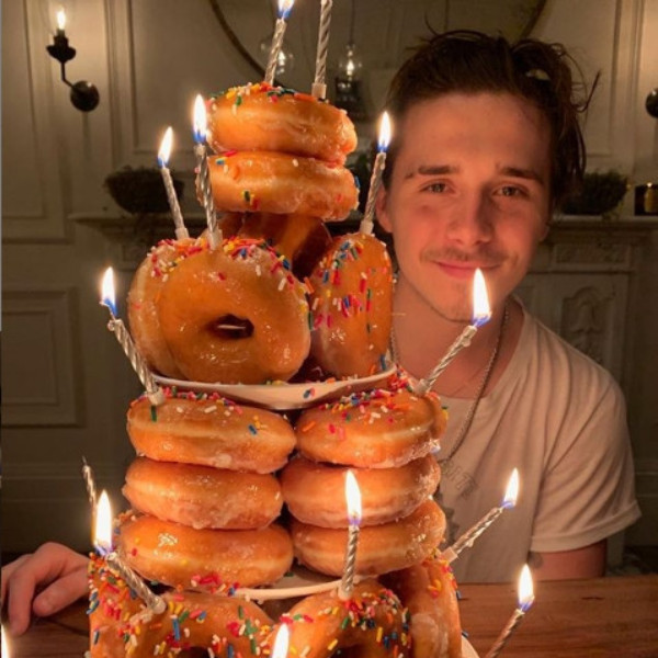去年還跟克蘿伊狂放閃！布魯克林與新女友慶祝 20 歲生日　貝克漢夫婦誇張「甜甜圈塔」祝賀！