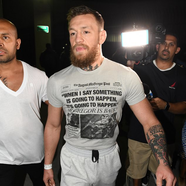 火爆拳王！「嘴砲哥」Conor McGregor 因摔壞粉絲手機被逮捕　UFC 巨星又再度上警局！