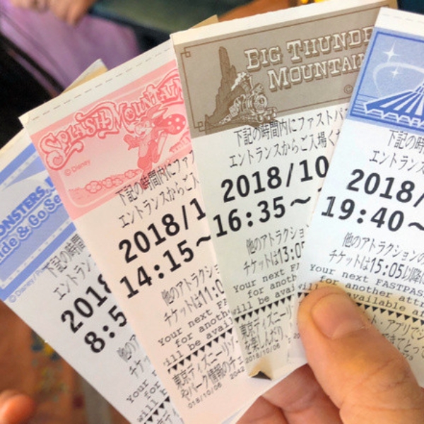 不用再跑整個園區拿票！東京迪士尼樂園今夏導入用手機直接取得「快速通行券」新功能！
