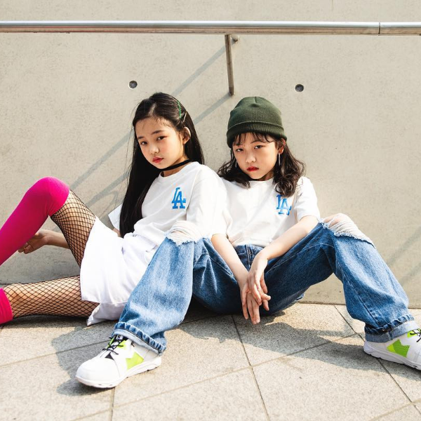 現在的小孩都比你還潮！首爾時裝週上這些 10 來歲的「小潮童」成全場焦點！