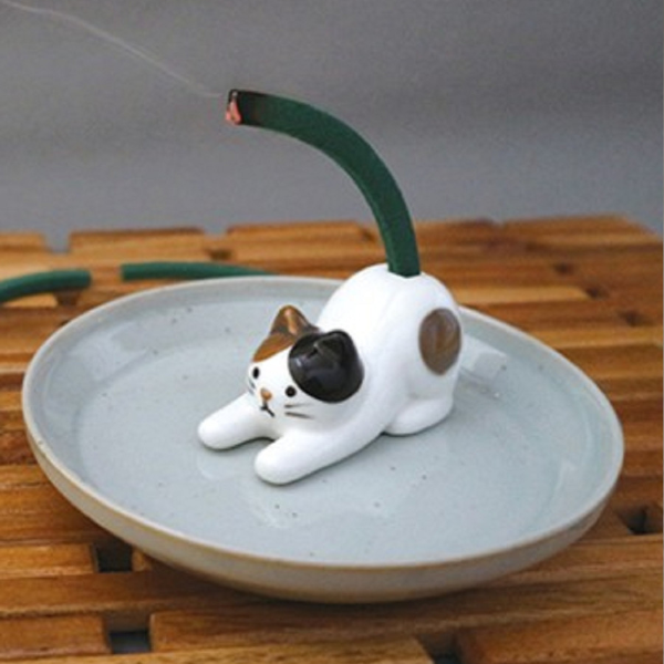 化身成喵星人尾巴！日本推出超逗趣「貓咪蚊香座」　網友狂讚：這設計點子太有才了！