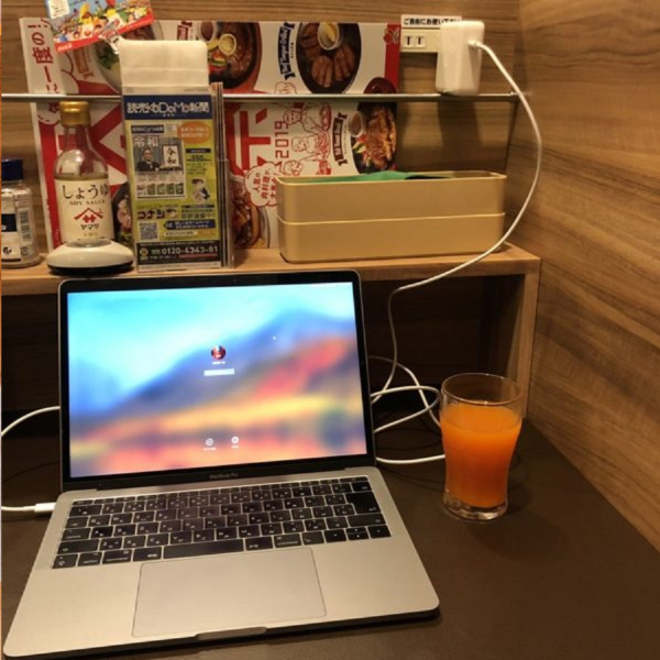 吃飯耍孤僻就是爽！日本家庭餐廳推出「完全一人包廂座」　附有 Wifi、免費充電太完美！