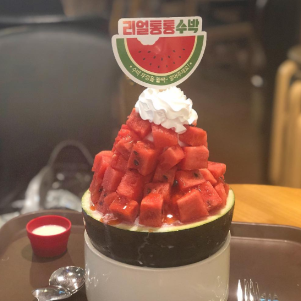 有看過這麼浮誇的西瓜山刨冰嗎？這間韓國冰店直接把半顆西瓜端上桌給你！
